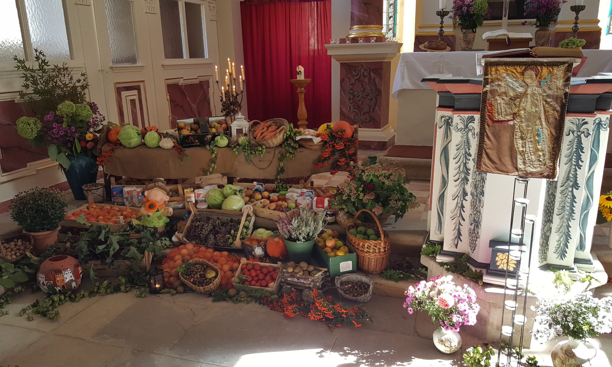 Erntedankgaben am Altar